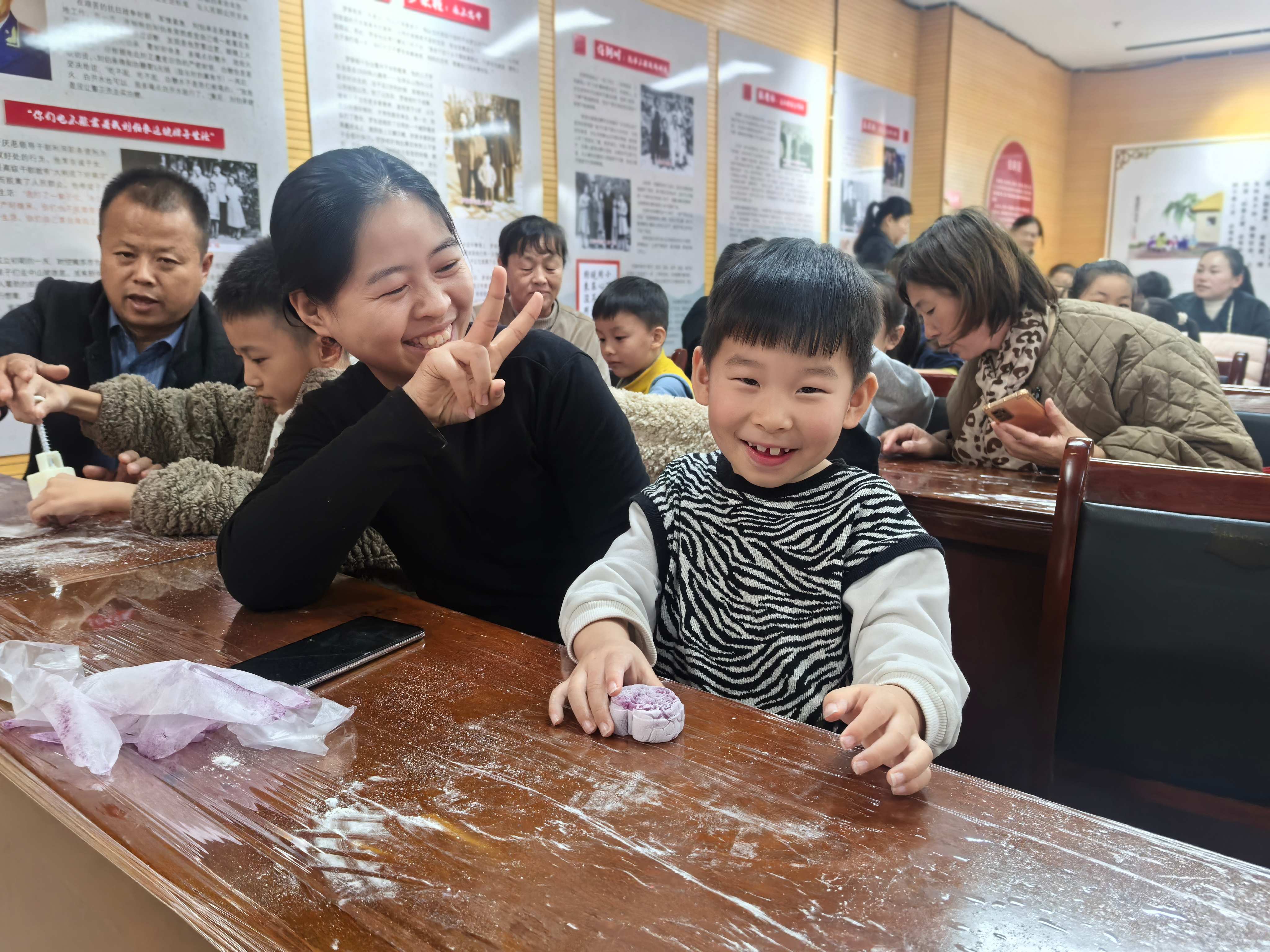 【重阳节】“赏菊品茗话重阳 巧手制糕忆传统”主题研学活动 主题活动 第5张