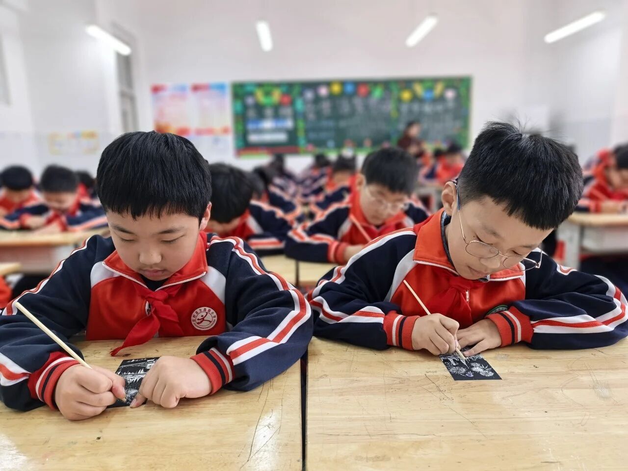 微信图片_2026-07-15_093509_182.jpg “刮绘光影·复刻瑰宝”巨野县博物馆走进文昌路小学开展主题研学活动 巨博新闻 第3张 “刮绘光影·复刻瑰宝”巨野县博物馆走进文昌路小学开展主题研学活动 巨博新闻 第3张