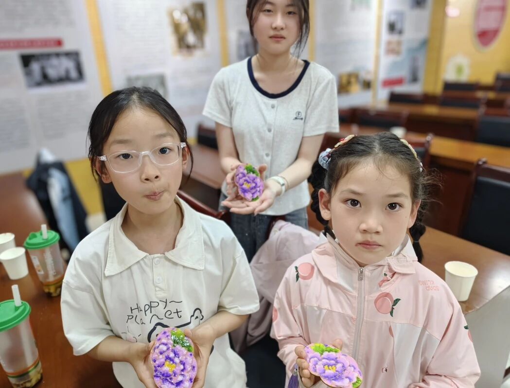 微信图片_2026-07-15_173736_718.jpg 儿童友好 亲子研学|大手牵小手,非遗“掐”出美好时光! 巨博新闻 第4张 儿童友好 亲子研学|大手牵小手,非遗“掐”出美好时光! 巨博新闻 第4张